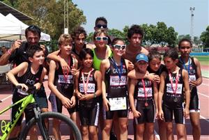 Els triatletes de l'Escola de Triatló del Vilarenc Aqua de Calafell al Prat. Eix