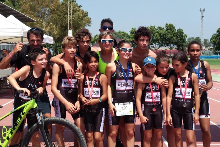 Els triatletes de l'Escola de Triatló del Vilarenc Aqua de Calafell al Prat. Eix