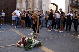 Emotiu homenatge al Vendrell a la veïna que va morir apunyalada al Port Olímpic de Barcelona. ACN
