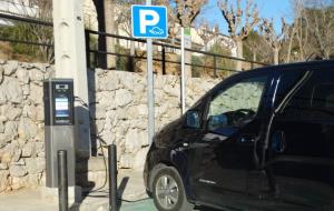 En marxa la primera estació pública de recàrrega de vehicles elèctrics de Canyelles. Ajuntament de Canyelles