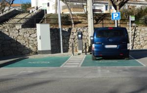 En marxa la primera estació pública de recàrrega de vehicles elèctrics de Canyelles