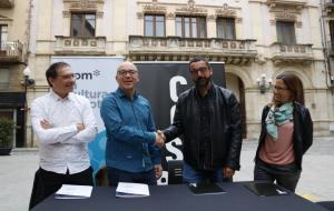 Encaixada de mans del director del grup Som, Oriol Soler, i del nou president de la CCCC, Roger Gispert, a la plaça del Blat de Valls. ACN
