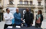 Encaixada de mans del director del grup Som, Oriol Soler, i del nou president de la CCCC, Roger Gispert, a la plaça del Blat de Valls. ACN