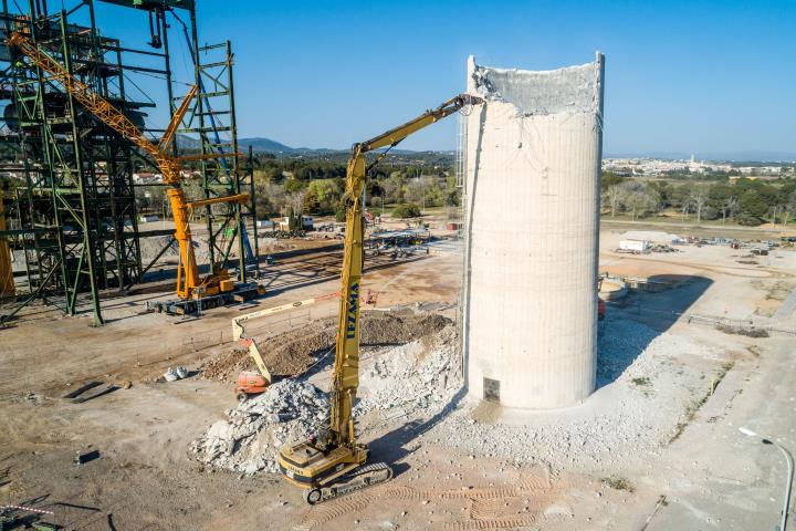 Endesa enllesteix l’enderroc de la xemeneia de la central tèrmica de Cubelles. endesa