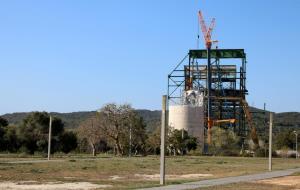 Endesa enllesteix l’enderroc de la xemeneia de la central tèrmica de Cubelles