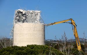 Endesa enllesteix l’enderroc de la xemeneia de la central tèrmica de Cubelles