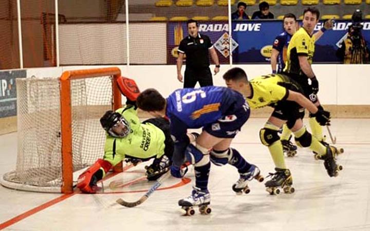 Enric Martí en el moment de fer el tercer gol del CP Vilafranca. Dídac Berlanga