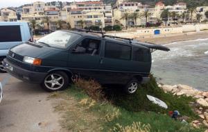 Ensurt a Sitges amb una furgoneta que ha quedat penjada al port d'Aiguadolç. Policia local de Sitges