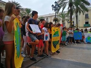 Escoles i instituts de Vilanova i la Geltrú s'han mobilitzat per fer un crit d'alerta contra el canvi climàtic. Ajuntament de Vilanova