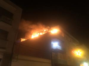 Espectacular incendi a les terrasses d'un edifici a Cubelles. Ajuntament de Cubelles