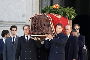 Familiars de Franco treuen el fèretre del dictador de la basílica del Valle de los Caídos el 24 d'octubre del 2019. ACN 