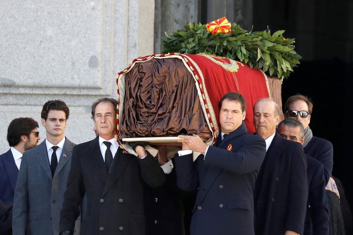 Familiars de Franco treuen el fèretre del dictador de la basílica del Valle de los Caídos el 24 d'octubre del 2019. ACN 
