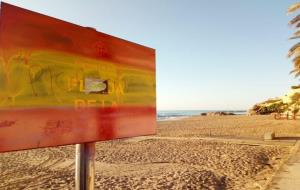 Fan destrosses i pintades a la platja de la República de Vilanova. EIX
