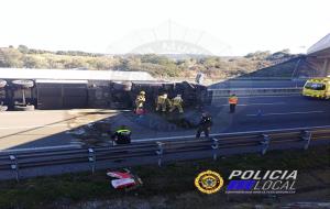 Ferit lleu el conductor d'un camió que ha bolcat a l'AP-7 al Vendrell. Policia local del Vendrel