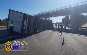 Ferit lleu el conductor d'un camió que ha bolcat a l'AP-7 al Vendrell