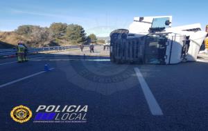 Ferit lleu el conductor d'un camió que ha bolcat a l'AP-7 al Vendrell