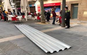 Ferit un vianant a Vilanova per la caiguda d'una part d'una bastida a la rambla pel vent. Policia local de Vilanova