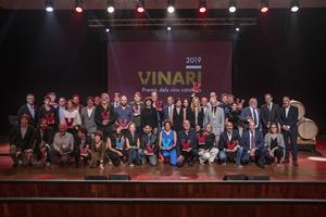 Foto de família dels guardonats de l'edició del 2019 dels Premis Vinari, celebrada a Vilafranca del Penedès l'11 d'octubre del 2019. Premis Vinari