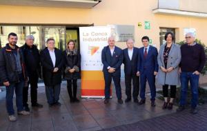 Foto de grup de la consellera d'Economia, Àngels Chacón, amb els alcaldes de la Conca Industrial de l'Anoia i els responsables de l'empresa Doga. ACN