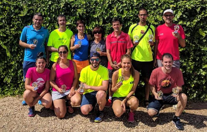 Foto de grup dels finalistes del torneig de pàdel. Eix