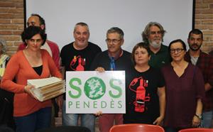 Foto de grup dels membres de la Plataforma SOS Penedès amb les més de 1000 al·legacions presentades al projecte logístic de Sant Marçal-Cal Vies. ACN