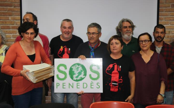 Foto de grup dels membres de la Plataforma SOS Penedès amb les més de 1000 al·legacions presentades al projecte logístic de Sant Marçal-Cal Vies. ACN
