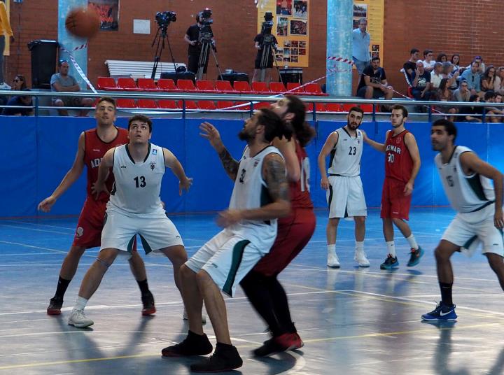 Foto de la primera volta entre el CB Sitges i el Maristes Ademar A . Eix