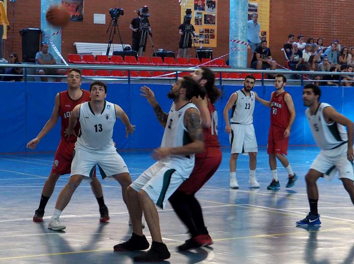 Foto de la primera volta entre el CB Sitges i el Maristes Ademar A . Eix