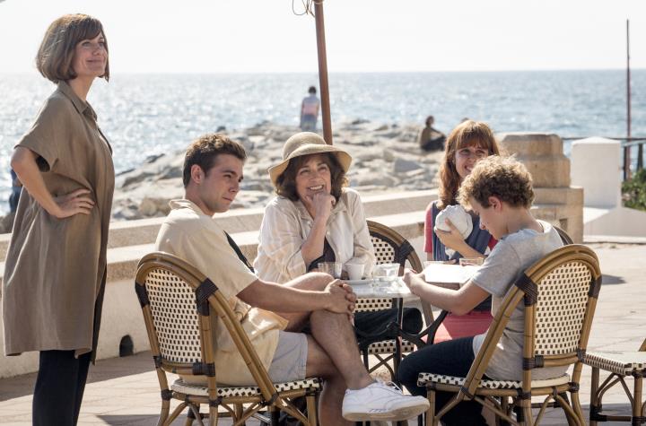 Foto dels personatges de 'Gente que viene y bah' amb les actrius Clara Lago i Carmen Maura . DeAPlaneta