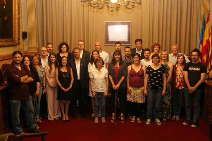 Fotografia conjunta dels regidors de l'Ajuntament de Vilanova i la Geltrú de la legislatura 2019-2023, just després del ple d'investidura. ACN