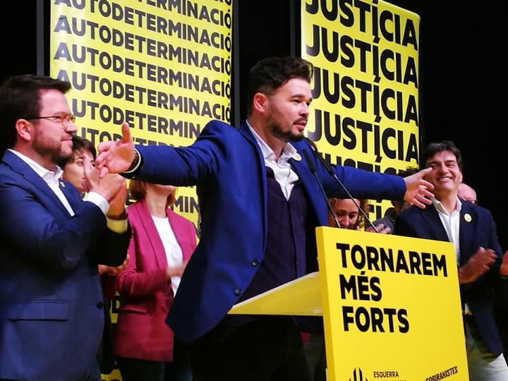 Gabriel Rufián a la seu d'ERC celebrant la victòria a Catalunya. Xavier Prat