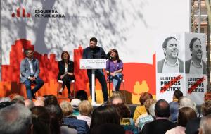 Gabriel Rufián, en un acte de precampanya d'ERC a Vilanova i la Geltrú, amb Carolina Telechea i la candidata a l'alcaldia Olga Arnau