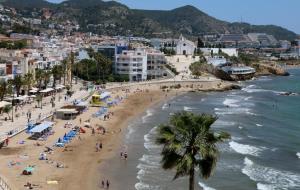 Gran pla general aeri de tota la platja de Sant Sebastià de Sitges