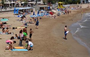 Gran pla general de banyistes a la platja de Sant Sebastià de Sitges