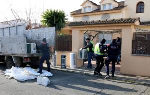 Gran pla general de la retirada de material d'una instal·lació de droga indoor en una casa de Santa Oliva. ACN