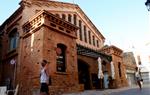 Gran pla general de l'exterior de la Casa Bacardí, al Mercat Vell de Sitges. ACN