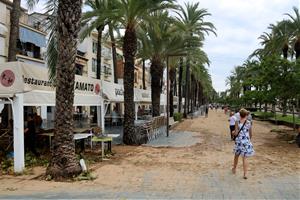 Gran pla general del passeig del Carme de Vilanova i la Geltrú ple de fang després del temporal del 12 d'agost del 2019