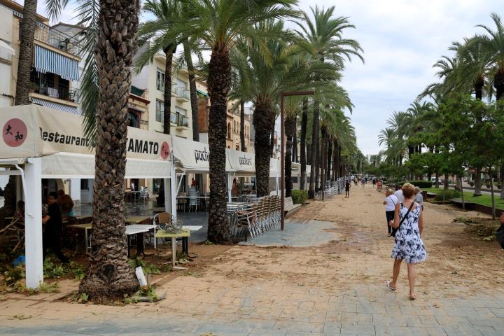 Gran pla general del passeig del Carme de Vilanova i la Geltrú ple de fang després del temporal del 12 d'agost del 2019. ACN