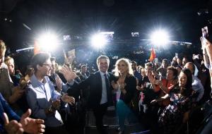Gran pla general del president del PP, Pablo Casado, amb la seva dona des de la grada superior del Wizink Center a l'acte final de campanya. David Mud