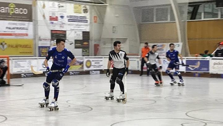 Guillem Martí i Lluis Ferrer, defensats per dos jugadors del Palafrugell. Raimon Mascaró