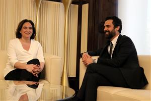 Imatge d'arxiu de l'alcaldessa de Barcelona, Ada Colau, amb el president del Parlament, Roger Torrent, al despatx d'audiències de la cambra. ACN