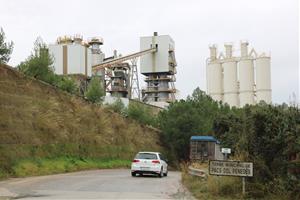 Imatge de la fàbrica Cales de Pacs que és on es vol ubicar la planta asfàltica al municipi de Pacs del Penedès, que ha generat el rebuig dels veïns  .