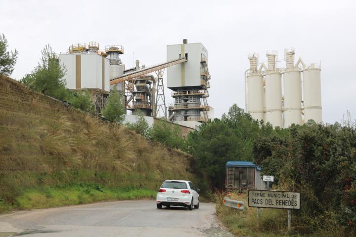 Imatge de la fàbrica Cales de Pacs que és on es vol ubicar la planta asfàltica al municipi de Pacs del Penedès, que ha generat el rebuig dels veïns  .