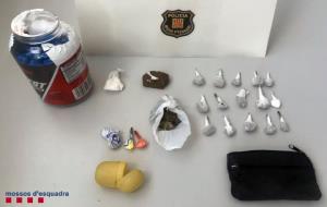 Imatge de la vintena d’embolcalls de cocaïna, un de marihuana i una peça d’haixix d’uns tres centímetres intervingudes pels Mossos d'Esquadra . Mossos