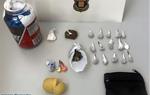 Imatge de la vintena d’embolcalls de cocaïna, un de marihuana i una peça d’haixix d’uns tres centímetres intervingudes pels Mossos d'Esquadra . Mossos