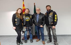 Imatge de l’alcalde Amadeu Benach, la regidora de festes Anna Jané i dos dels membres de HDC Catalunya. Ajuntament de Banyeres
