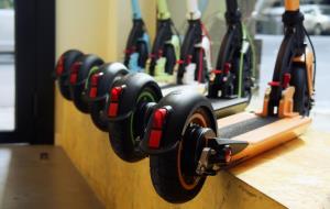 Imatge de les rodes d'uns patinets elèctrics de la botiga Inokim de Barcelona