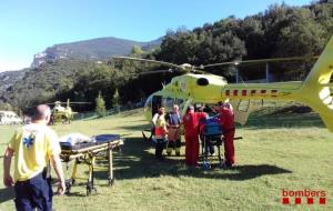 Imatge de l'evacuació en helicòpter de dos operaris que han patit cremades de segon grau en un accident laboral. Bombers