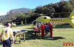 Imatge de l'evacuació en helicòpter de dos operaris que han patit cremades de segon grau en un accident laboral. Bombers