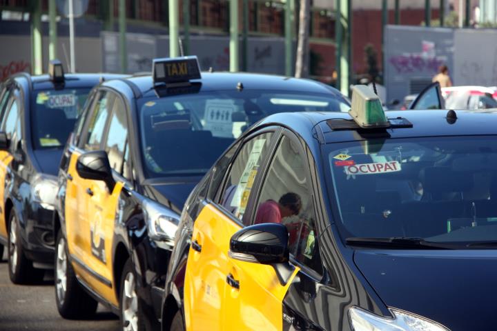 Imatge de taxis amb el cartell d'ocupat però aturats a l'estació de Sants amb motiu de la vaga aquest 29 de juny de 2017. ACN
